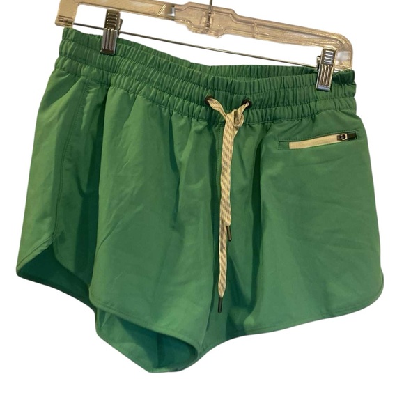 NWOT Vuori clementine shorts GREEN Size M - Picture 1 of 5